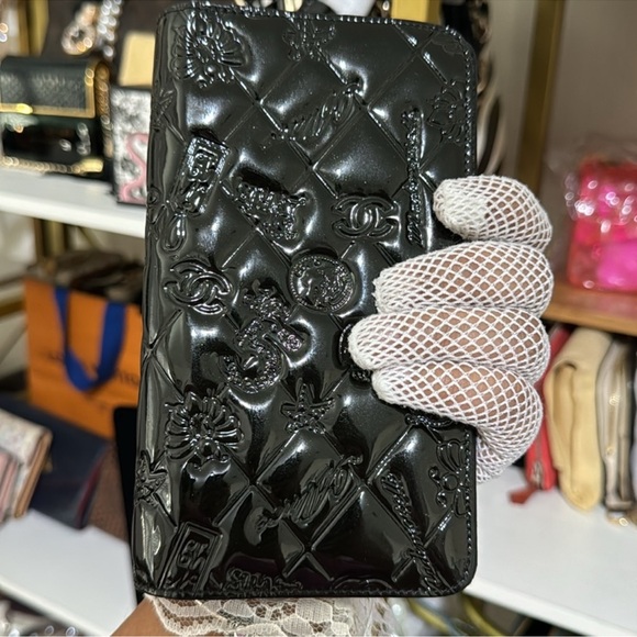 💯 Authentic CHANEL Icon Symbol Charm Patent Leather wallet - Picture 2 of 10